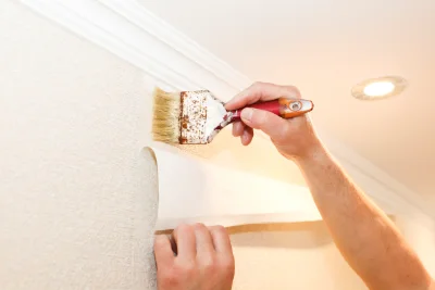 Pose de papier peint à Vira — revêtements muraux et toiles de verre